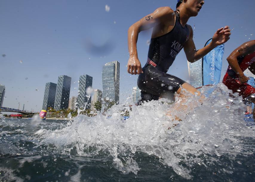 Incheon 2014. Il momento dell&#39;uscita dall&#39;acqua alla fine della frazione a nuoto, nella gara di triathlon (Reuters)